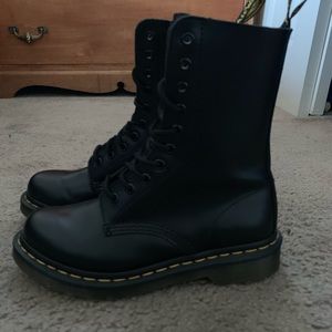 Dr. Martens 10 eye combat boot